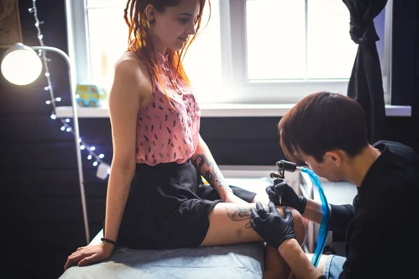 Tatuażysta sprawia, że Ładna dziewczyna tatuaż — Zdjęcie stockowe