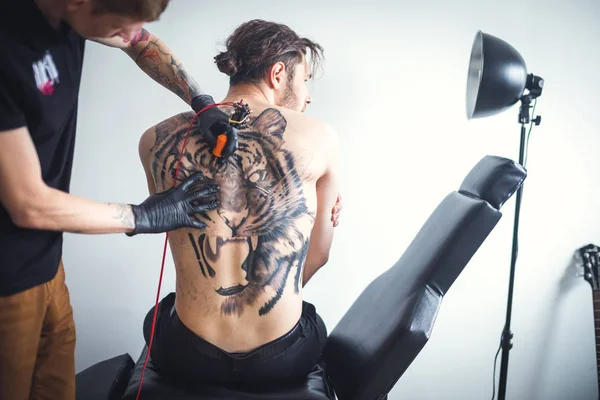 Tatueringskonsten i salong — Stockfoto