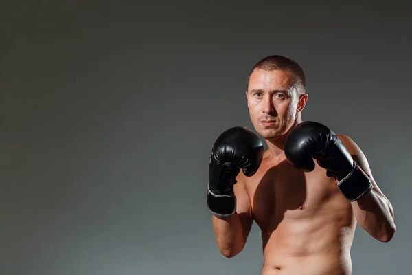 Boxning fighter trainning inomhus på grå bakgrund — Stockfoto