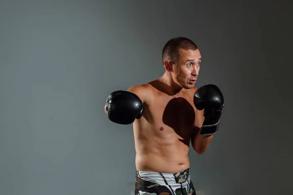 Boxer är redo att hantera ett kraftfullt slag. — Stockfoto