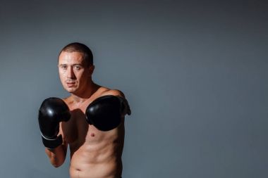 Sporcu muay Taylandlı boksör boks kafes dövüş. Spor kavramı.