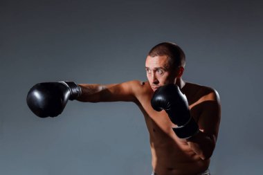 Tam isabet yapma boks egzersiz sırasında sportif adam