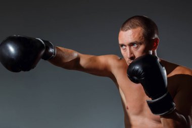 boksör güçlü bir darbe dağıtmaya hazır olduğunu.