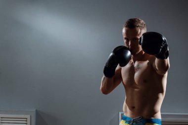 Tam isabet yapma boks egzersiz sırasında sportif adam