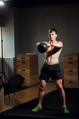 Fitness Kettlebells salıncak egzersiz adam egzersiz vasıl jimnastik salonu
