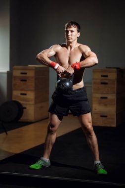 Fitness Kettlebells salıncak egzersiz adam egzersiz vasıl jimnastik salonu