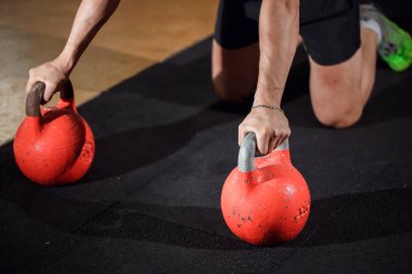 Spor salonu adam push-up gücü pushup egzersiz ile Kettlebell salonunda