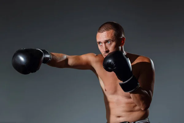 Sporcu muay Taylandlı boksör boks kafes dövüş. Spor kavramı. — Stok fotoğraf
