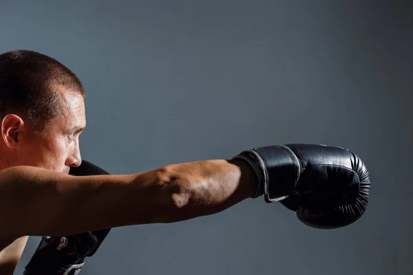 Sportiga mannen under boxning träning att göra fullträff — Stockfoto