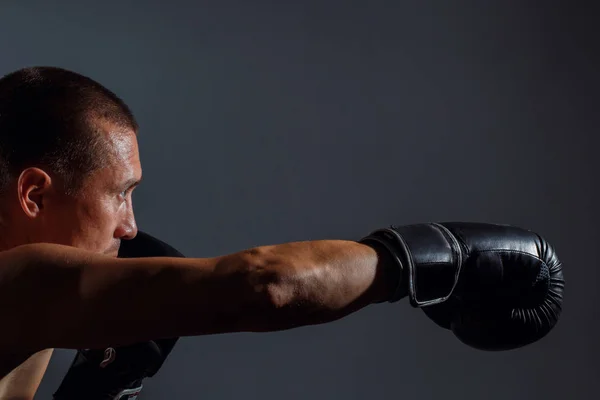 Sportsman muay thai boxare striderna i boxning bur. Sport-konceptet. — Stockfoto