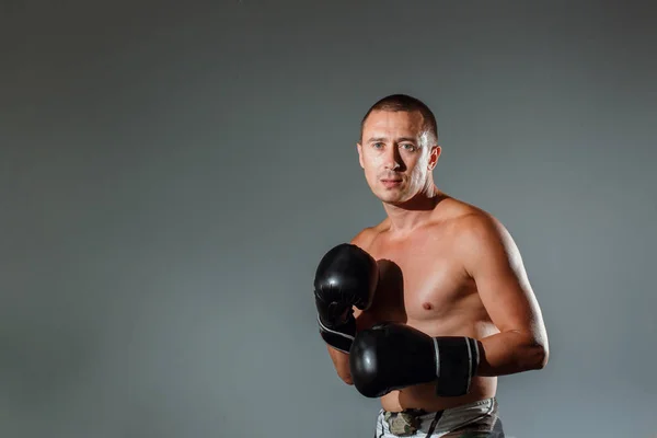 Stilig man eller friska boxer eller thailändsk boxare med sex pack bär boxningshandskar — Stockfoto