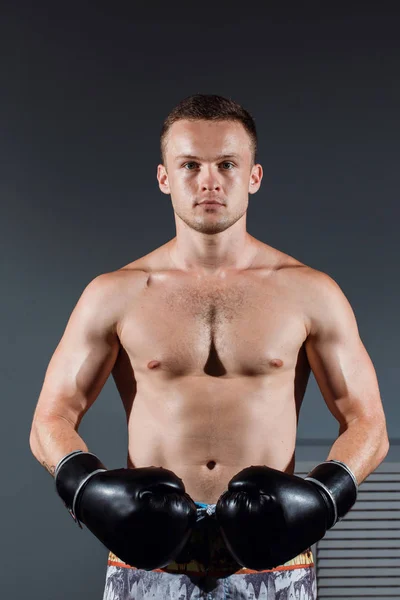 Hombre guapo o boxeador saludable o boxeador tailandés con seis paquetes con guantes de boxeo —  Fotos de Stock