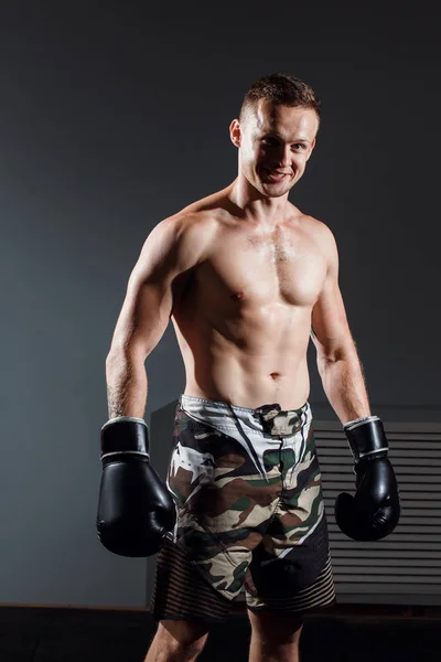 Bell'uomo o pugile sano o boxer tailandese con sei confezioni che indossano guanti da boxe — Foto Stock