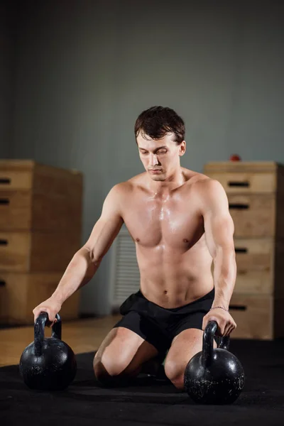 Fitness-Kettlebells schwingen Übung Mann Workout im Fitnessstudio — Stockfoto