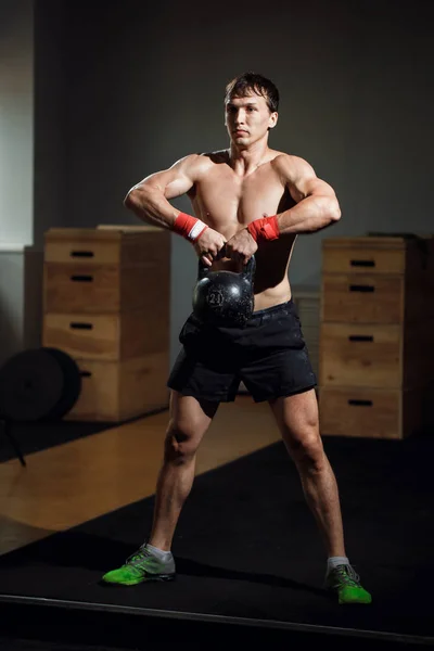 Fitness-Kettlebells schwingen Übung Mann Workout im Fitnessstudio — Stockfoto