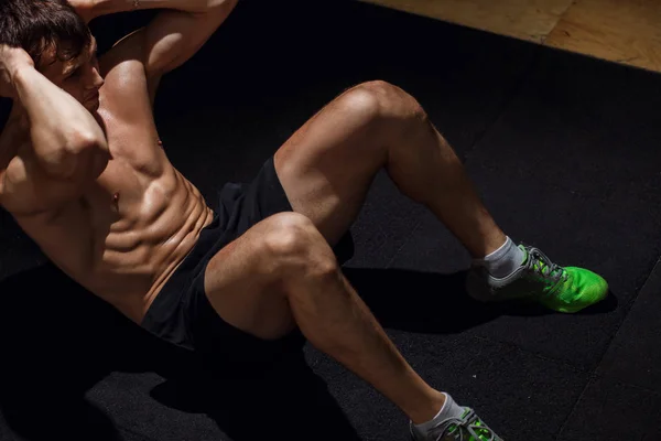 Ragazzo che fa esercizio, sit-up e crocchette incrociate per muscoli addominali — Foto Stock