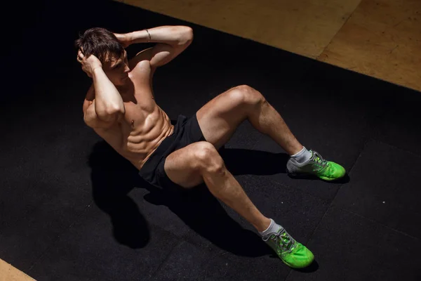 Cara fazendo exercício, sit-ups e cruzamentos para músculos abdominais — Fotografia de Stock