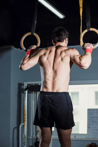 Fitnesstraining duik ring man op sportschool dompelen oefening — Stockfoto