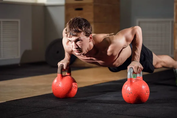 Tornaterem ember push-up erő pushup gyakorolja a Kettlebell edzés — Stock Fotó