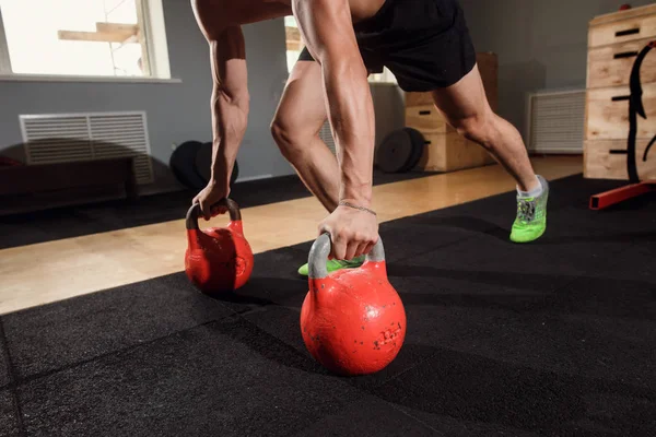 Γυμναστήριο άνθρωπος push-up δύναμη pushup άσκηση με Kettlebell σε μια προπόνηση — Φωτογραφία Αρχείου