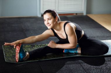 fitness, spor, eğitim, spor ve yaşam tarzı kavramı - genç kadın germe