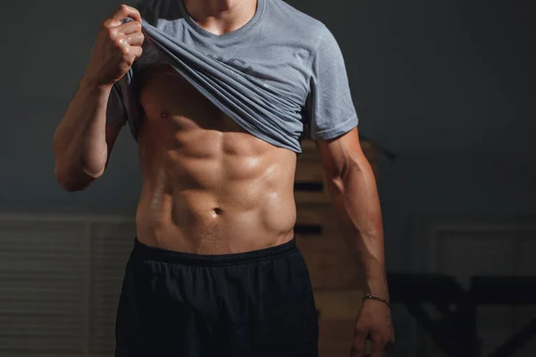 Uomo con busto muscolare che mostra sei pack abs — Foto Stock