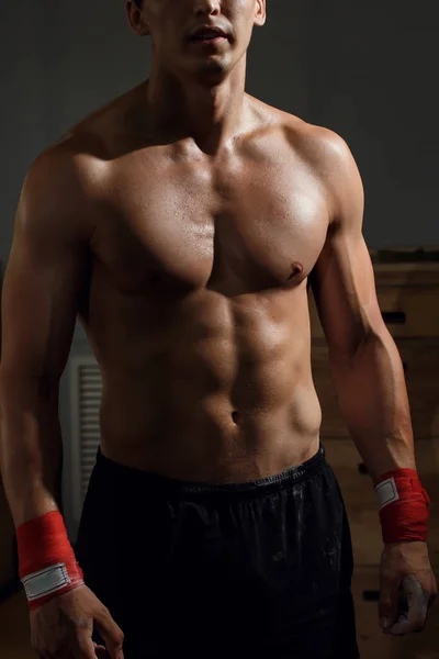 Homem com tronco muscular mostrando seis pack abs — Fotografia de Stock