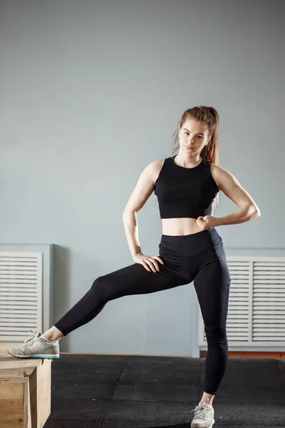 Uygun spor salonu çapraz ki güzel fitness kadın portresi — Stok fotoğraf