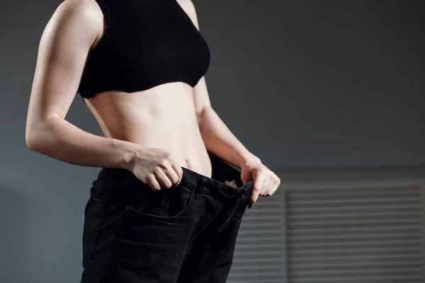 Mujer en jeans grandes, adelgazamiento, fitness —  Fotos de Stock