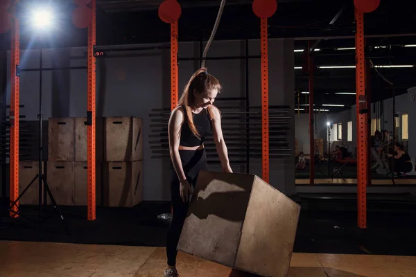 Женщина прыгает на тренировке по боксу в тренажерном зале, занимается кросс-фитнесом — стоковое фото