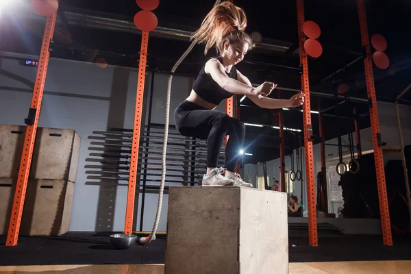 Fitness donna che salta sul box training in palestra, cross fit esercizio — Foto Stock
