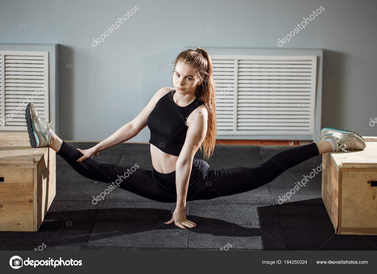 Девочка делает растяжку. Девочка делает растяжку. Стретчинг для детей. Красивый шпагат. Ляйсан утяшева шпагат.