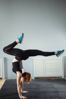 Adho Mukha Vrksasana önünde duran kadın pratik yoga kavramı, egzersiz