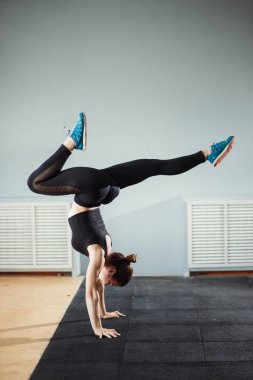 gri duvara karşı çalışma dışarı kadın Yoga ya da pilates egzersiz yaparak