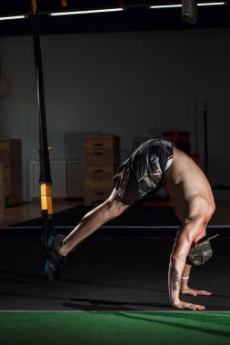 erkek ve atletik trx yapıyor erkek kayışlar egzersizleri bir spor kulübü.
