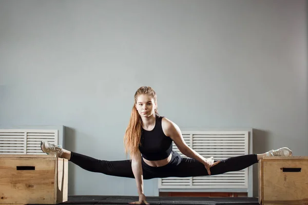 Donna yogi pratica concetto di yoga, facendo avanzato esercizio ad angolo retto — Foto Stock