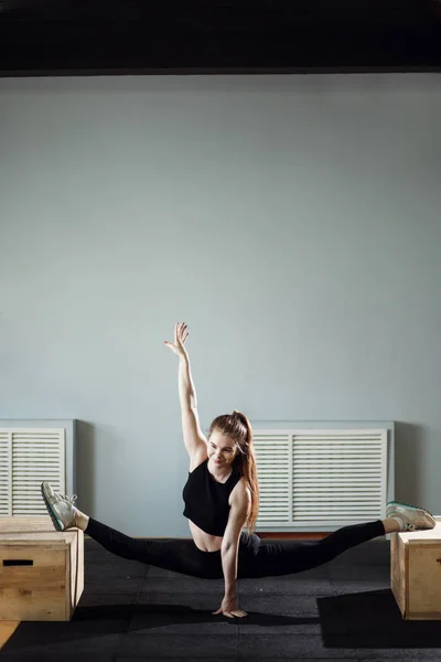 Женщина-йог практикует концепцию йоги, делает продвинутые упражнения под прямым углом — стоковое фото