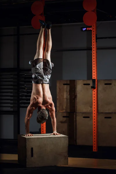 Handstand sur boîte push-up homme séance d'entraînement à la salle de gym push ups — Photo