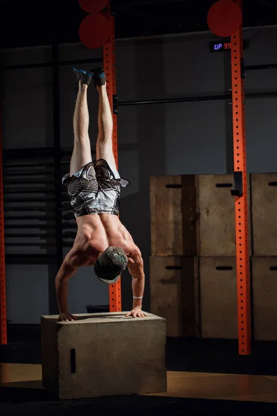 Handstand στο πλαίσιο push-up άνθρωπος προπόνηση στο γυμναστήριο ώθηση ups — Φωτογραφία Αρχείου