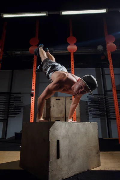 Handstand στο πλαίσιο push-up άνθρωπος προπόνηση στο γυμναστήριο ώθηση ups — Φωτογραφία Αρχείου