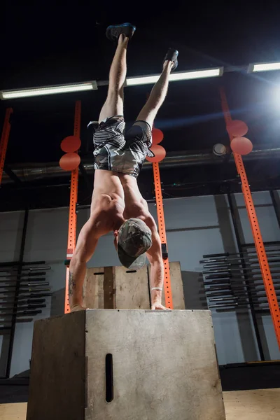 Handstand στο πλαίσιο push-up άνθρωπος προπόνηση στο γυμναστήριο ώθηση ups — Φωτογραφία Αρχείου