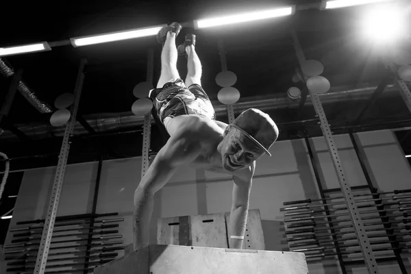 Soporte de mano en la caja push-up hombre entrenamiento en flexiones de gimnasio — Foto de Stock