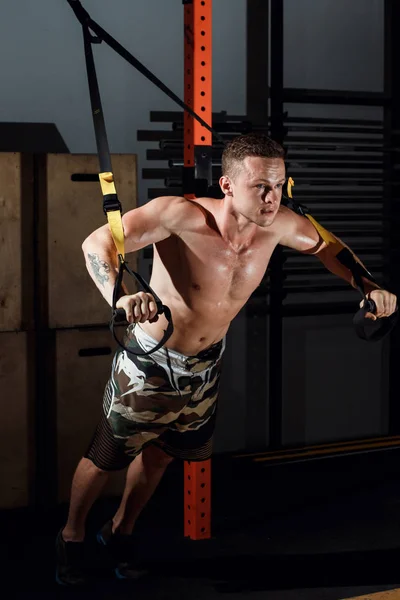 Cross fit fitness Trx push up człowiek treningu w siłowni — Zdjęcie stockowe