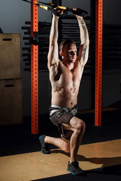 Cross fit fitness TRX push ups homem treino no ginásio — Fotografia de Stock