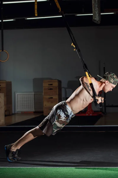 Cross-Fit Fitness trx Liegestütze Mann Workout im Fitnessstudio — Stockfoto