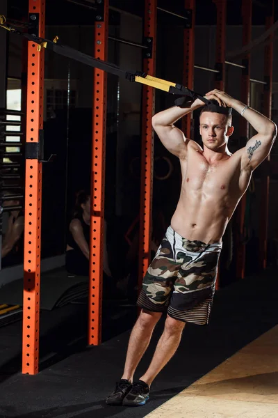 Ludzi robi push ups broni szkolenie trx fitness paski w siłowni — Zdjęcie stockowe
