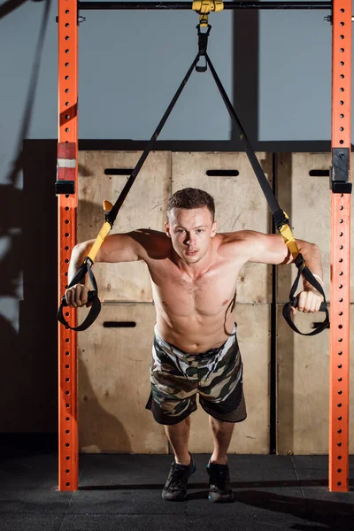 Cross fit fitness Trx push ups man träning på gym — Stockfoto