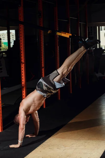 Ejercicios de entrenamiento TRX de fitness en el gimnasio Ejercicio push-up lateral para hombre — Foto de Stock