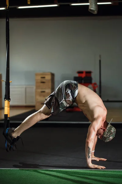 Cross fit fitness Trx oefeningen bij man kant push-up training van de gymnastiek — Stockfoto