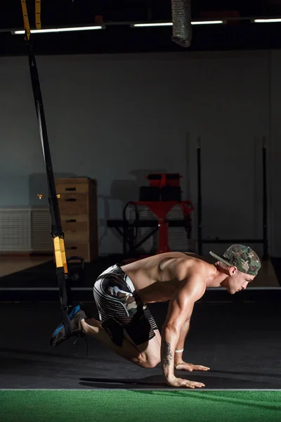 Cross fit fitness Trx oefeningen bij man kant push-up training van de gymnastiek — Stockfoto